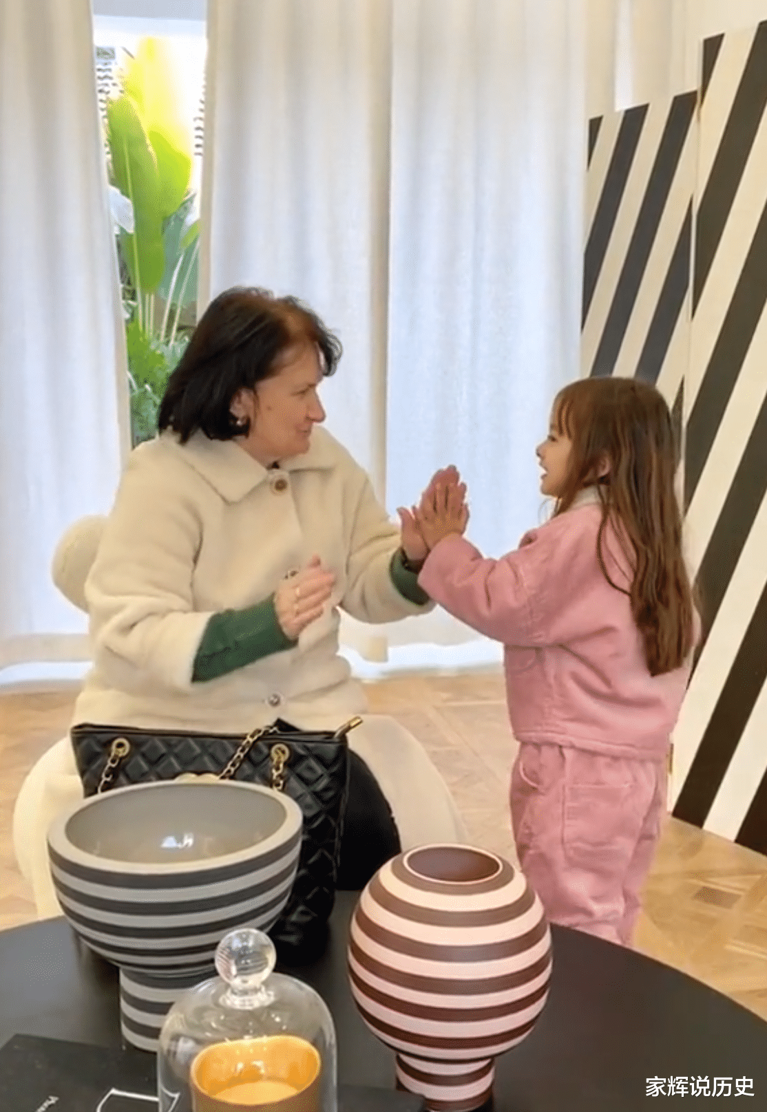 湖北小伙被外国美女模特倒追，生下2个混血女儿，大女儿超像杨幂