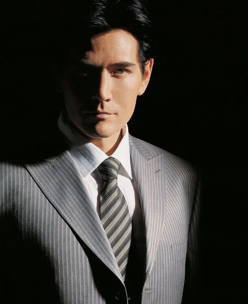 62岁费翔对比60岁吴刚,自然老去和医美老去的差距一目了然