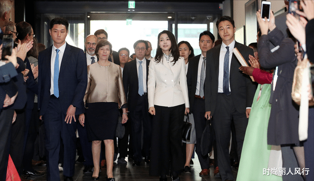 西装 韩国第一夫人真是长脸！穿白西装接见法国女外长，东方美貌赢麻了