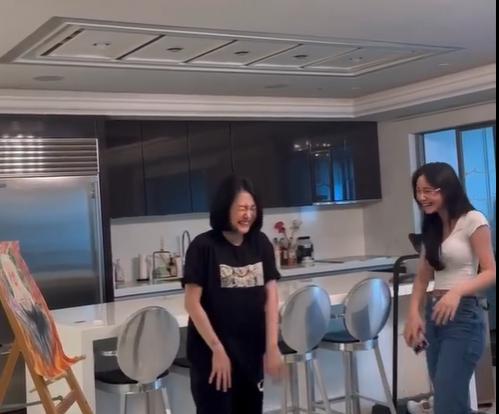 小S|小S二女儿穿低领露腰白T恤,嘲笑小S没才艺,私底下中英文对话