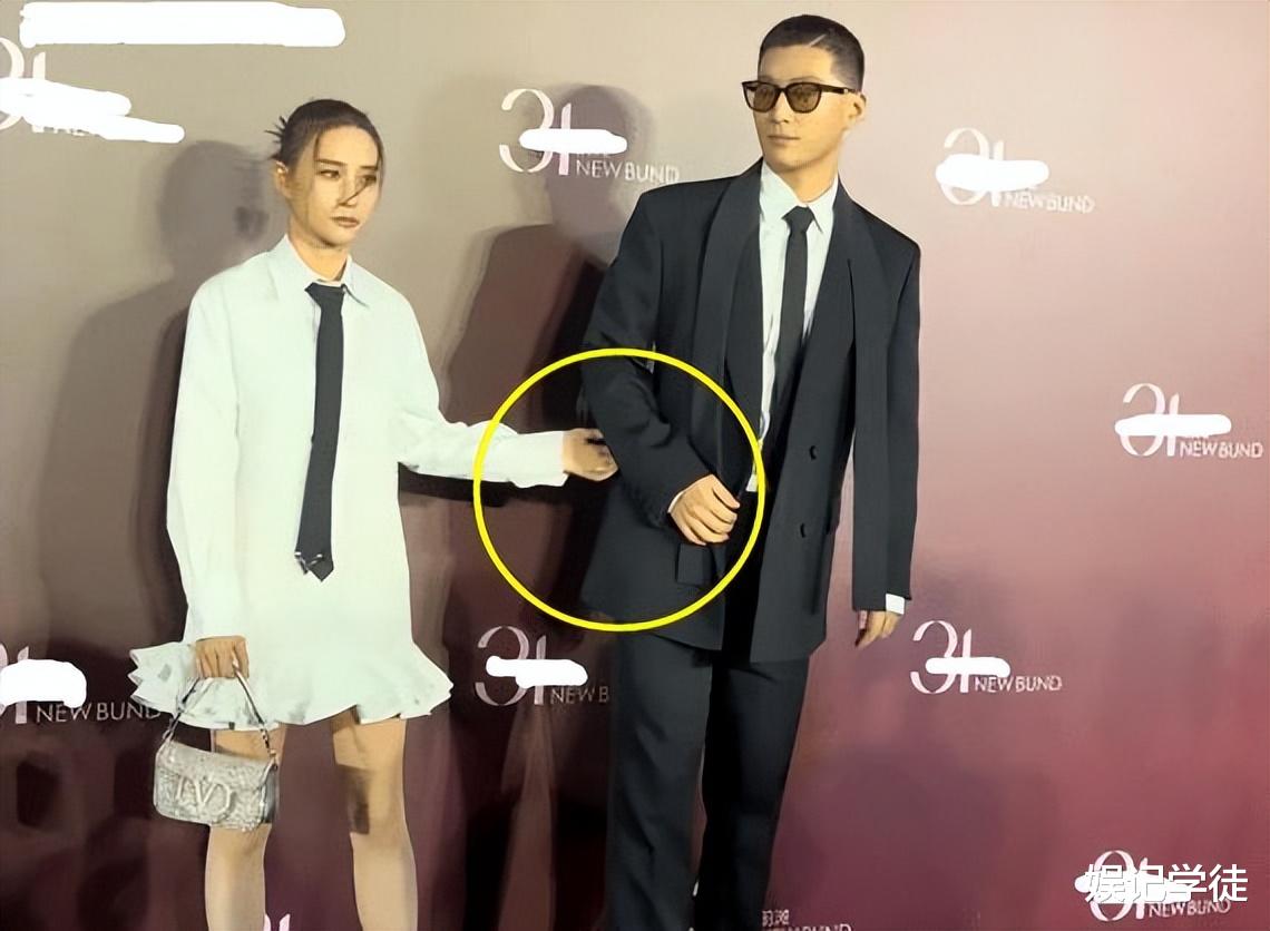 被传不和后，窦骁与何超莲合体一起参加晚宴，全程零互动引热议