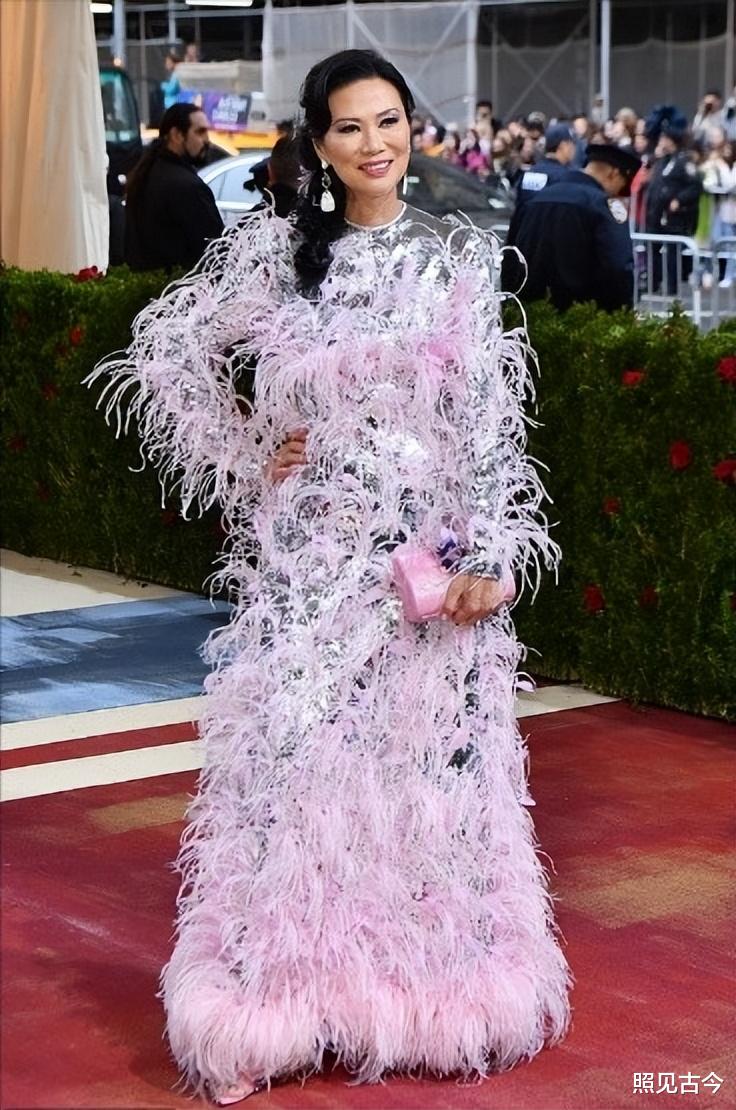 “虎妈”邓文迪:身价400亿也为俩女儿铺路,大女儿男友背景强大