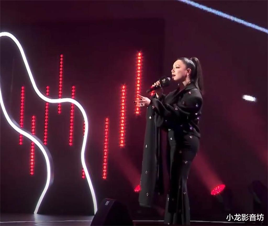 江映蓉盛典现场再唱经典曲目,网友:怀念有她的跨年晚会