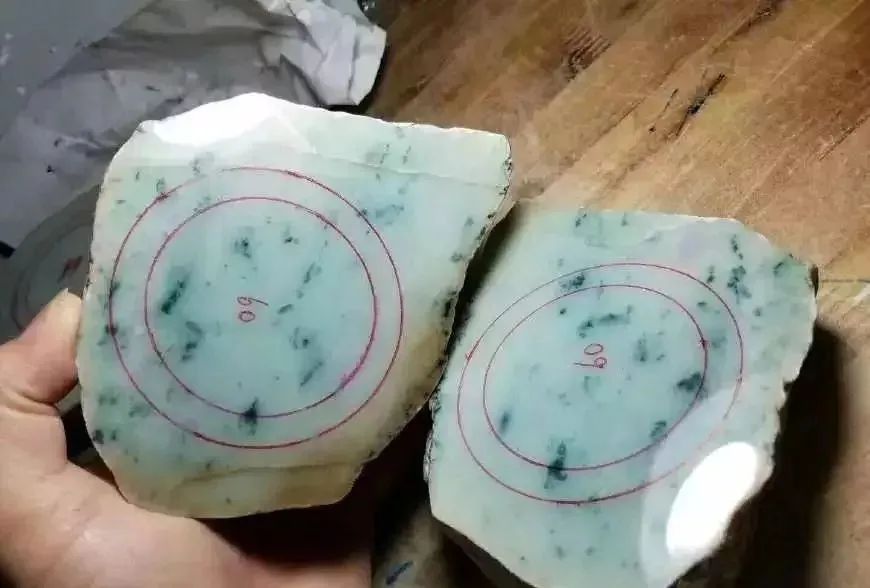 分享一块木那翡翠原石