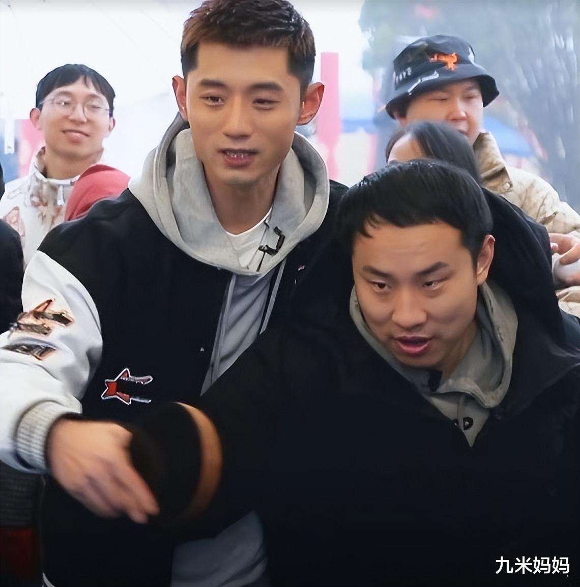 张继科|张继科送乒乓球拍给汪涵，汪涵问：国家队每个队员到底有多少拍？