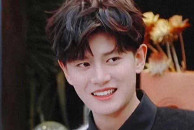 任嘉伦兰贺合照曝光,被扒两人10年前就认识,辛芷蕾也在吃瓜!