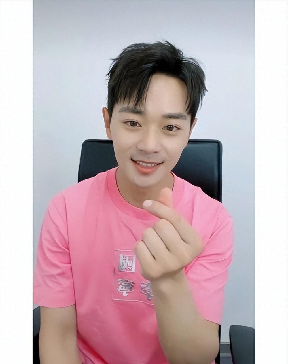 有种整容叫分手两年，蓝盈莹还是老样子，曹骏却越来越像易烊千玺！