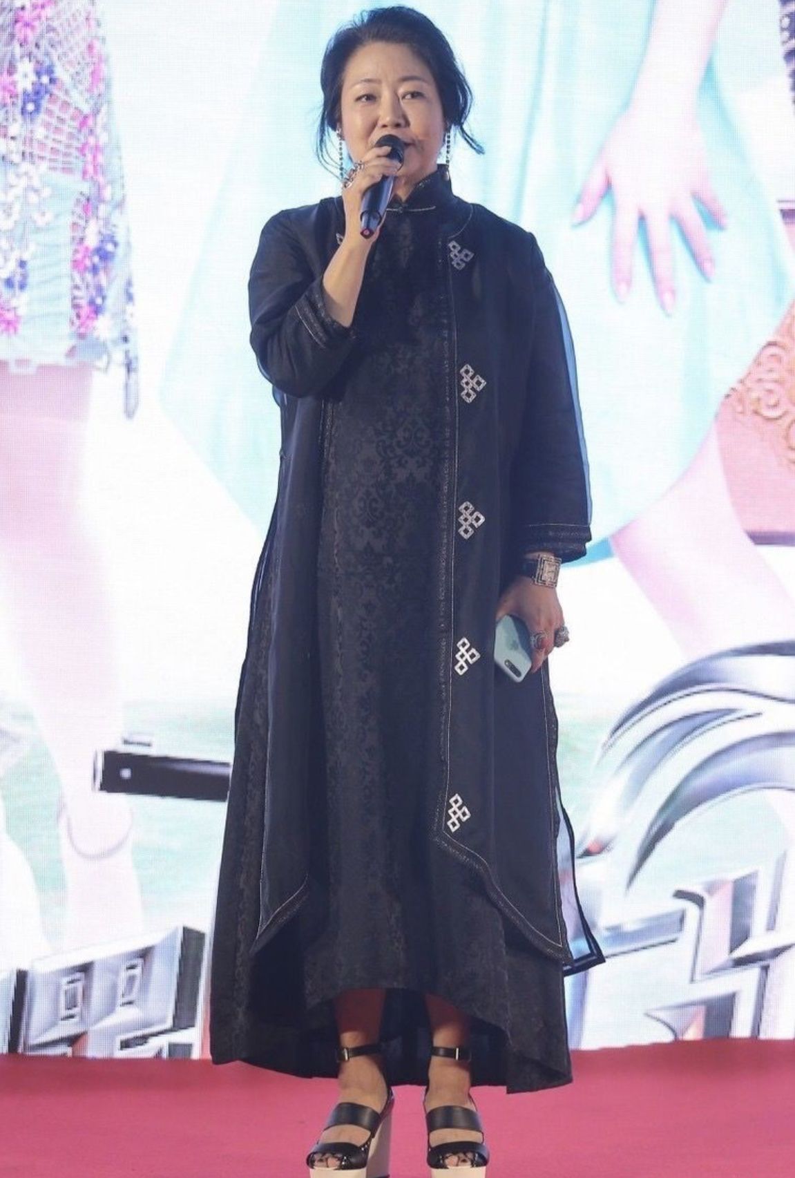 55岁萨日娜告诉你:穿衣花而不俗,短发微卷,身材发福气质也优雅