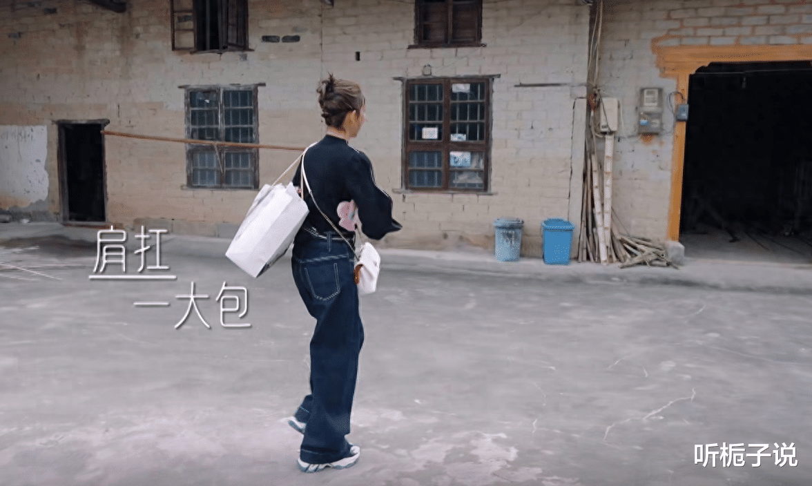 感动！蔡少芬携1300元羽绒服，二次看望独居老人，紧握老爷爷双手