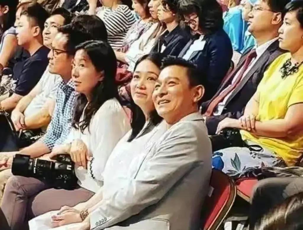 刘德华最新露面!胡子拉碴,笑容牵强,神情好憔悴,一夜老了10岁