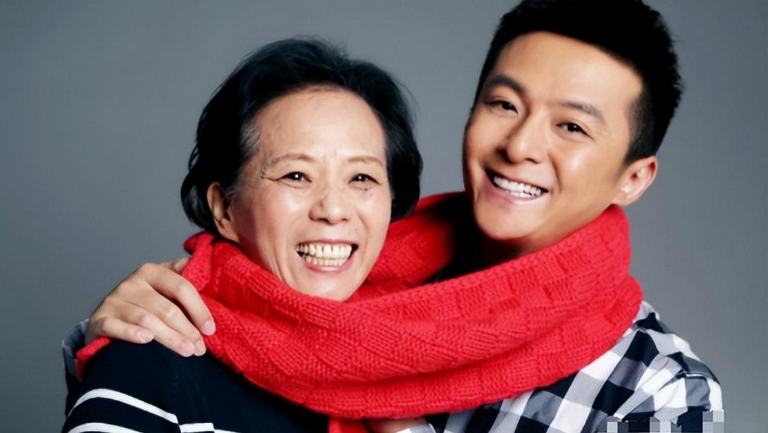 硬拆儿子3段姻缘！让44岁“孩子”躺狗窝大哭，她如今依然不后悔