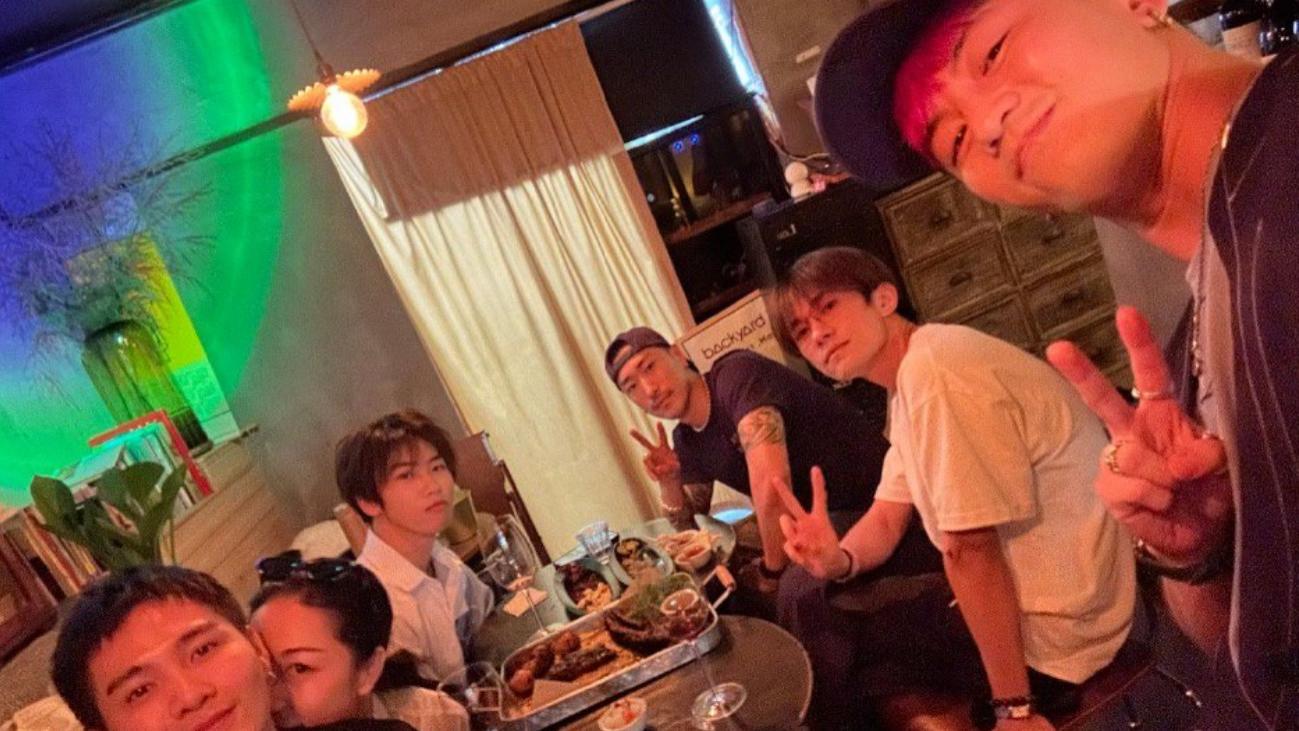 易烊千玺|易烊千玺和《这就是街舞》选手聚会 穿白T开心比耶