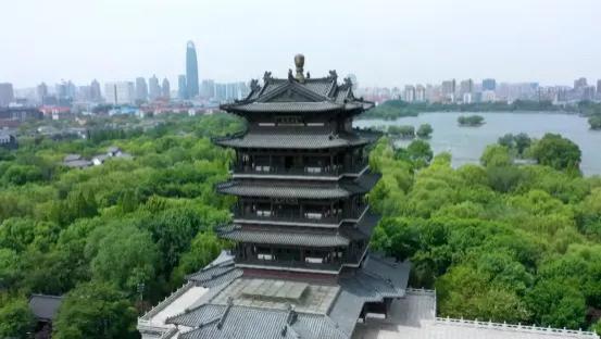 |济南大明湖的超然楼素有“江北第一楼”美誉，据说登此楼可以饱览泉城美景！