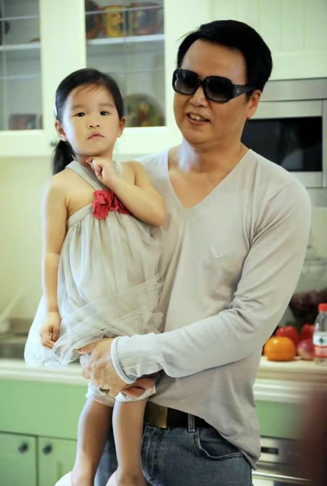 张庭|张庭儿女现身为林瑞阳庆生!模样大变,全家疑移居新加坡