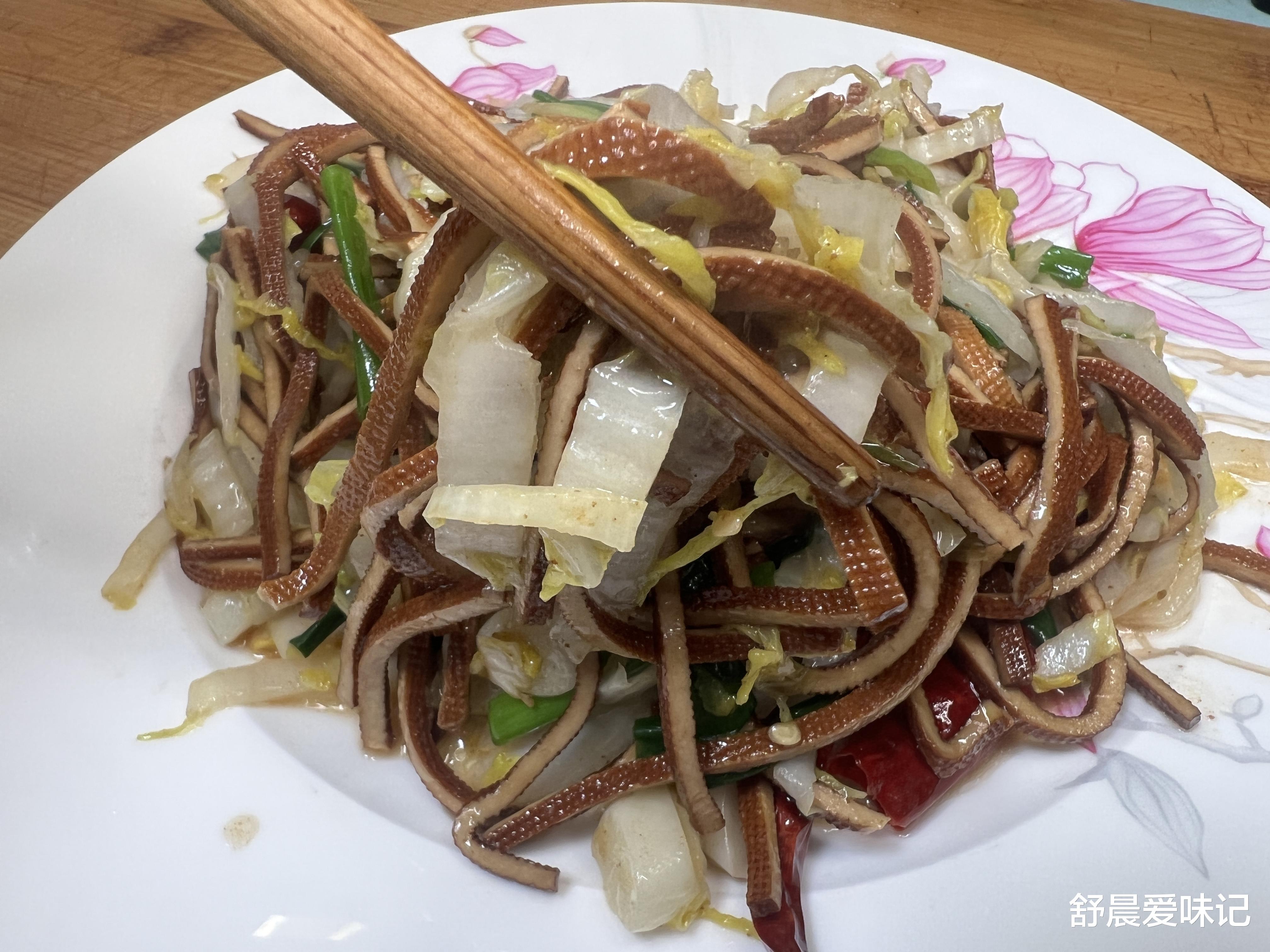 |半颗娃娃菜，一把酱豆腐丝，简单炒一炒，咸香可口，2分钟能上桌