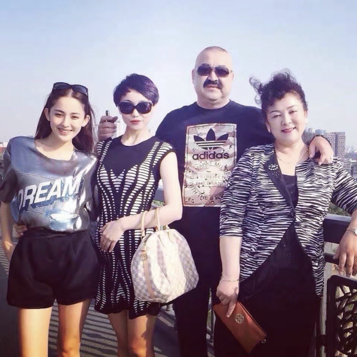 古力娜扎|娜扎晒全家福为母亲庆生,妈妈年轻贵气,空姐姐姐罕见出镜颜值高