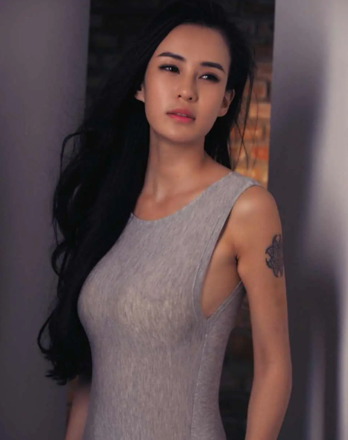 曾是成龙力捧的“御用女配”，如今转战网大，只能靠擦边混票房