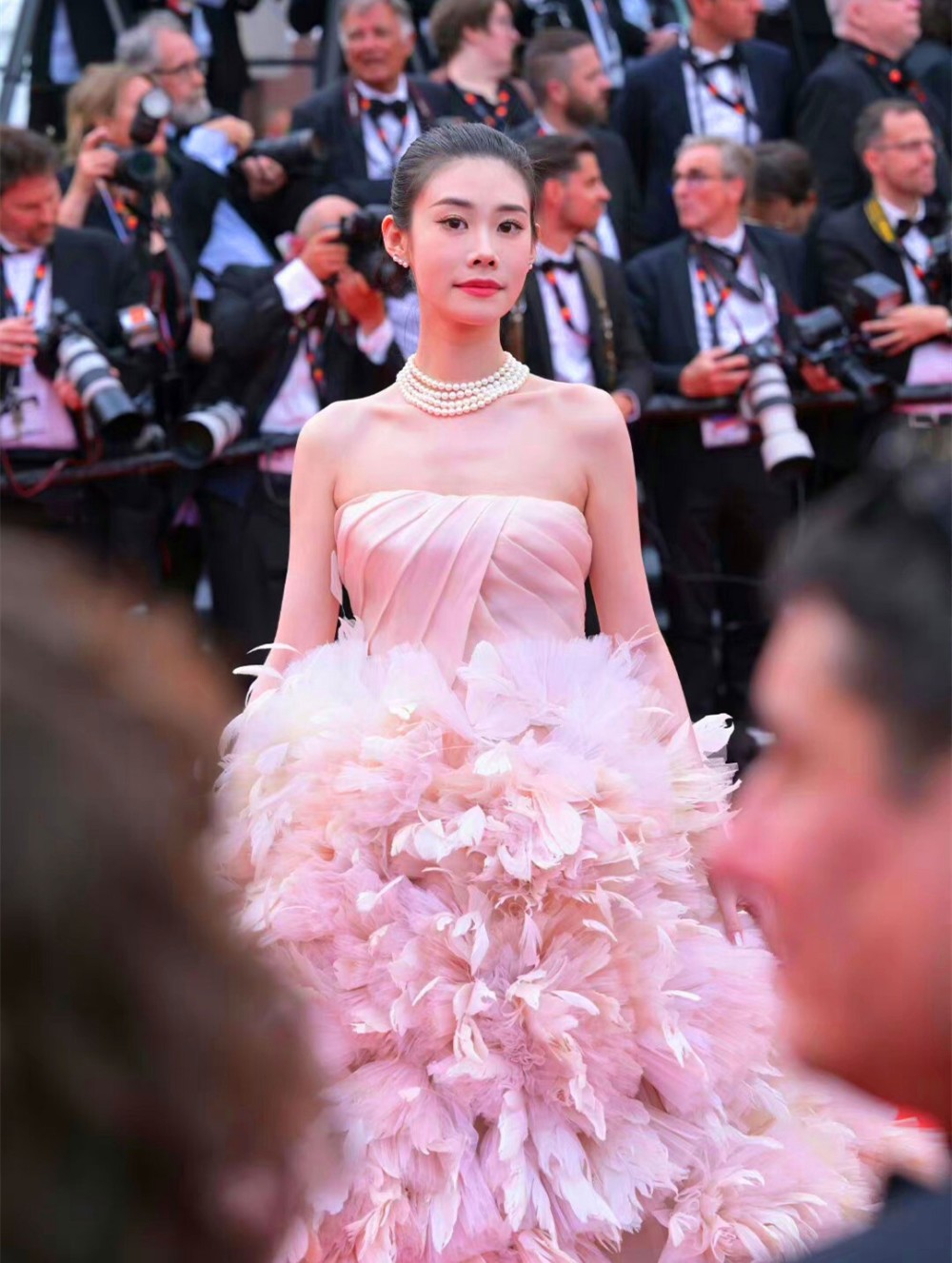 戛纳电影节|网红博主扎堆去戛纳并不奇怪,3万块就能走红毯