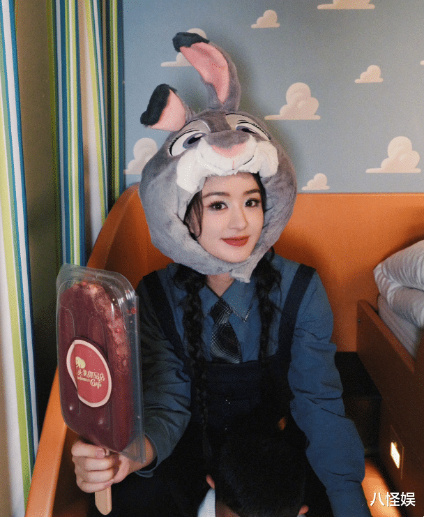 赵丽颖罕晒与儿子合照,4岁想想依偎妈妈身上玩耍,乖巧又可爱