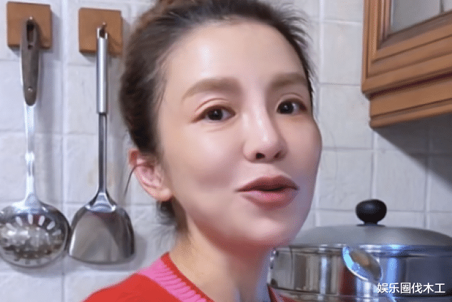 朱迅|49岁央姐朱迅晒新年开工照!嘴歪脸僵眼凹认不出,满脸倦容显老态