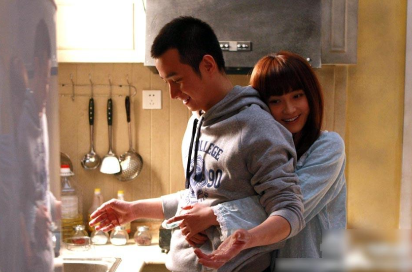 |疑似旧情复燃，文章疑与姚笛复合，二人搂肩牵手出游还同回酒店