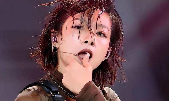 杨幂|挤眉弄眼、舌头乱舔、当众顶胯、无分寸感，几位女星该“去油”了