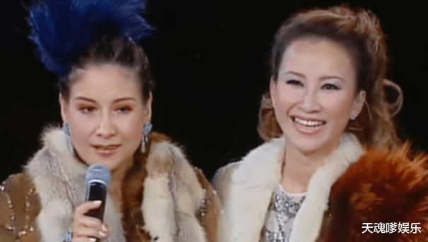 李玟丧礼姐姐失控！粉丝举牌怒斥Bruce渣男，甄妮证实CoCo不是自杀