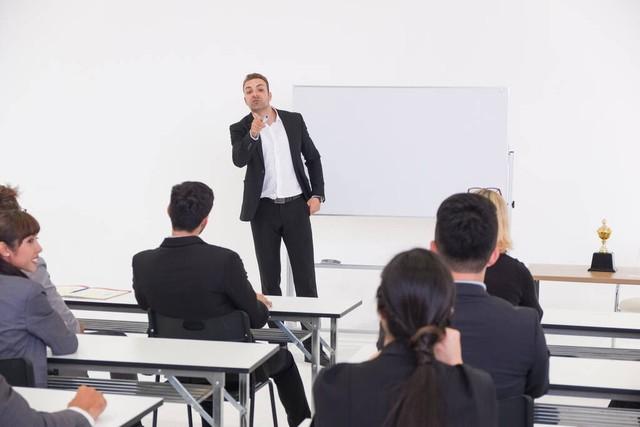 与领导独处时,不要惊慌失措,聊这3个话题受赏识