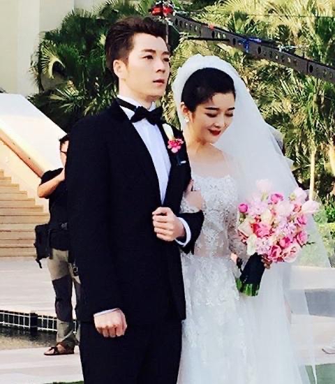 王栎鑫疑似新恋情曝光，与女子牵手同回住处，女方正面曝光颜值高