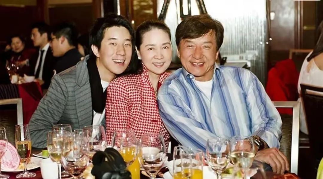 70岁林凤娇守活寡40年,终于守得云开见月明,成龙甘愿上交亿身家