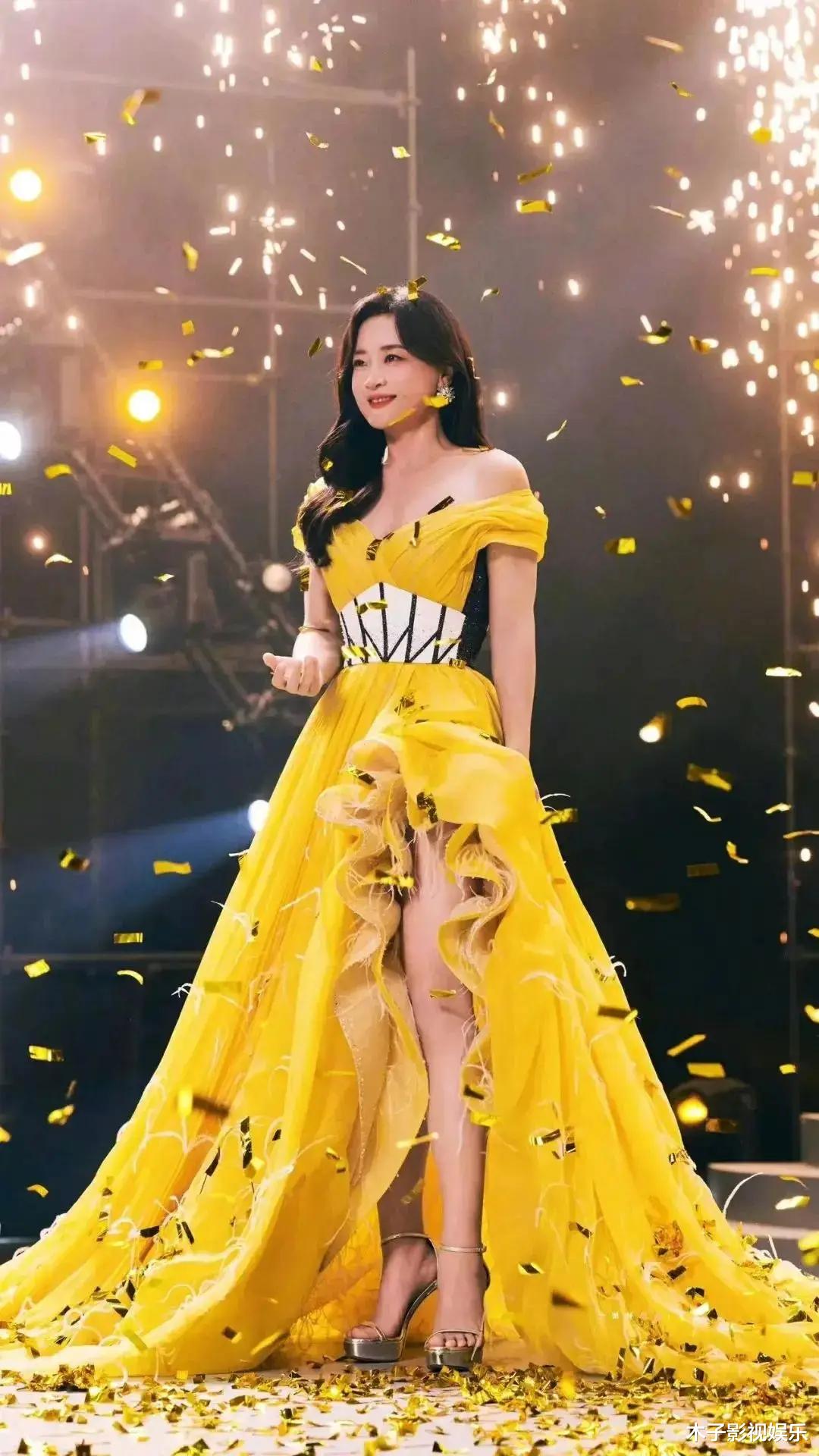 贾玲再次登上热搜,引发大规模讨论,让大波浪和晚礼服成为话题。