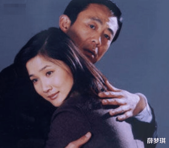 离婚不谈丈夫侯勇，和自己的女儿在一起，如今45岁如冻龄少女