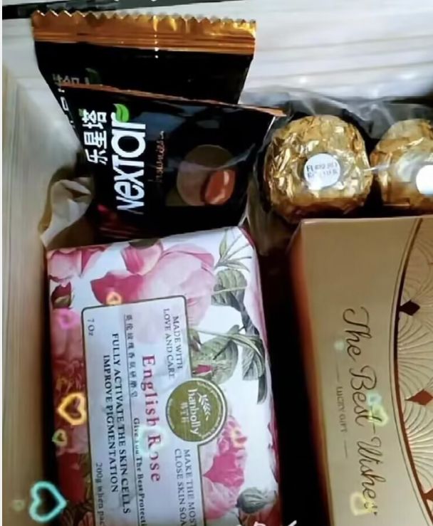 胡歌|胡歌生女喜糖曝光，东西廉价不足40元，分量少被指抠门