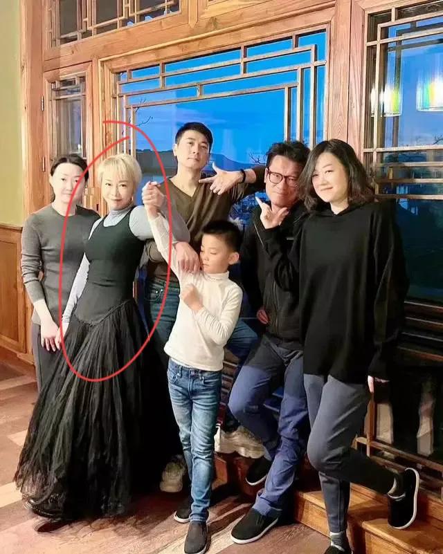 保剑锋|保剑锋52岁老婆最新露面！满头白发十分惹眼