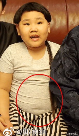 郭德纲|郭德纲晒全家福，8岁小儿子坐C位肚子很大，妻子戴15万金手镯