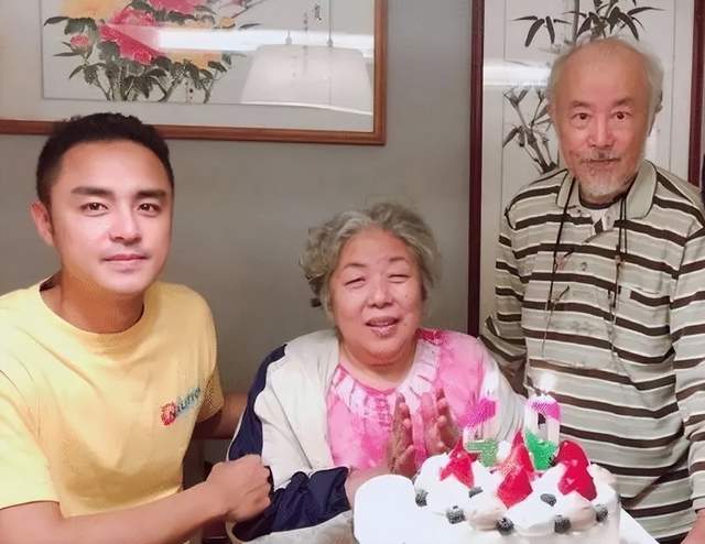 明道|明道办派对官宣二胎，首晒老婆儿子正面照，年迈母亲坐轮椅现身