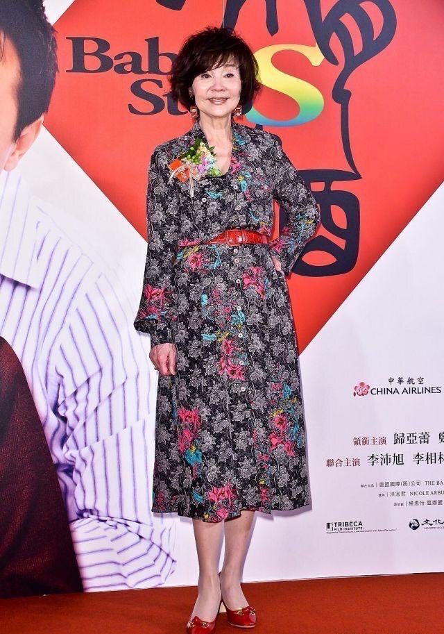 穿衣搭配 被78岁归亚蕾惊艳到：短发微卷，穿衣素雅，从容老去气质好高级