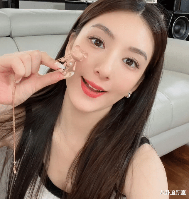 郭富城|35岁方媛晒豪宅生活照,胸前29W黄金熊超吸睛,老公郭富城未现身