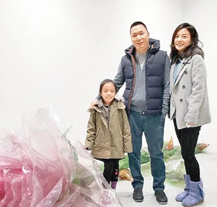 黄有龙老父猝逝, 赵薇夫妇遥控农村举办百万豪华葬礼, 舞台歌舞喜气洋洋