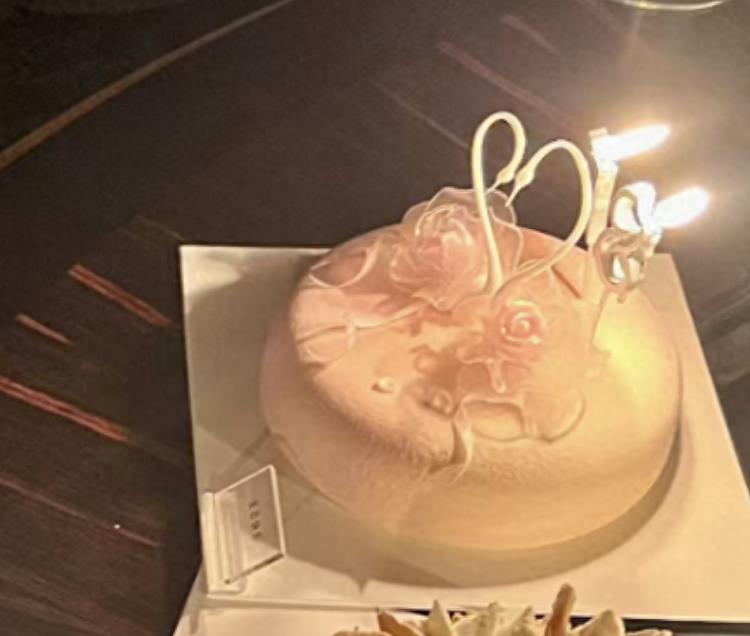 鹿晗卡点为关晓彤庆生,曝庆生现场照超浪漫,喝红酒吃3699元的蛋糕