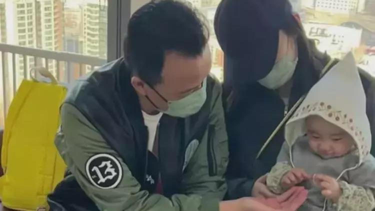 李亚鹏|深夜带女儿去医院，李亚鹏妻子海哈金终于爆发，责备丈夫没责任心