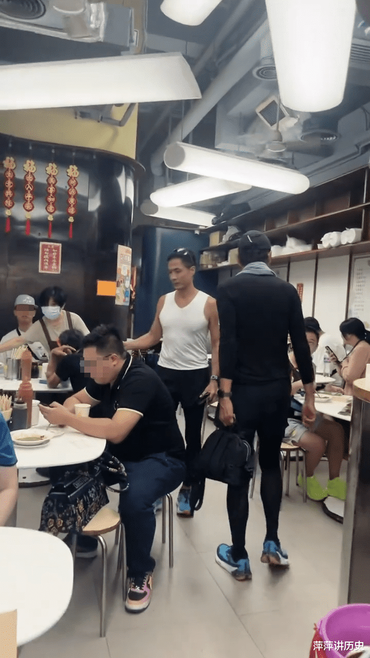 周润发苍蝇馆子拼桌,同桌头都不抬懒理影帝,引内地网友惊讶