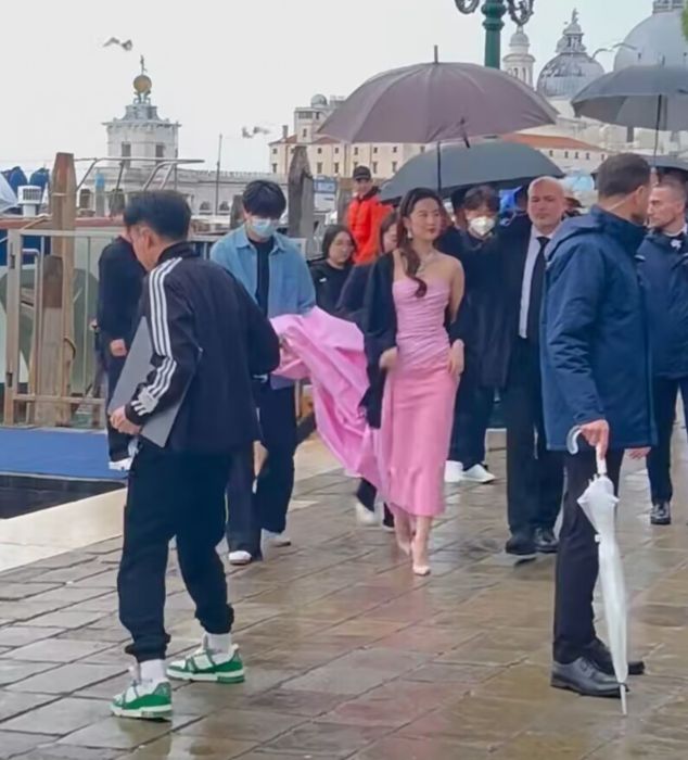 刘亦菲|刘亦菲国外看秀生图惹争议，肩膀壮实驼背明显，近照被指毫无仙气