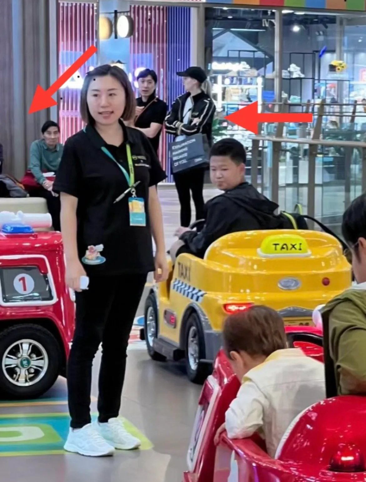 偶遇撒贝宁全家出游，陪儿子玩碰碰车超有爱，3岁龙凤胎正脸曝光