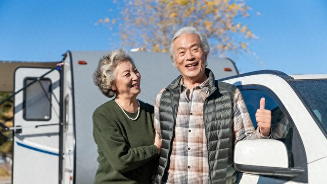退休|退休后参加老年自驾游，有些男女的行为实在令人看不下去