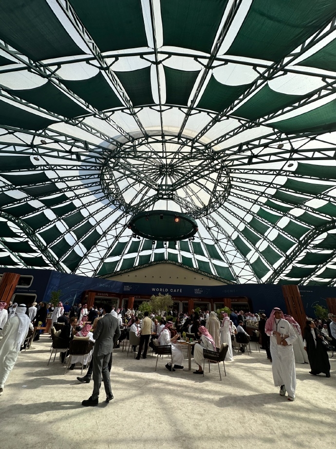 千金何超欣现身沙特，穿沙特服装超迷人，和当地美女同框也不输