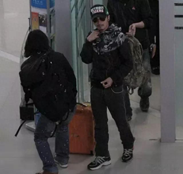 看谢霆锋15岁在日本上学照片,才懂他为啥这么土!吴彦祖吐槽的对