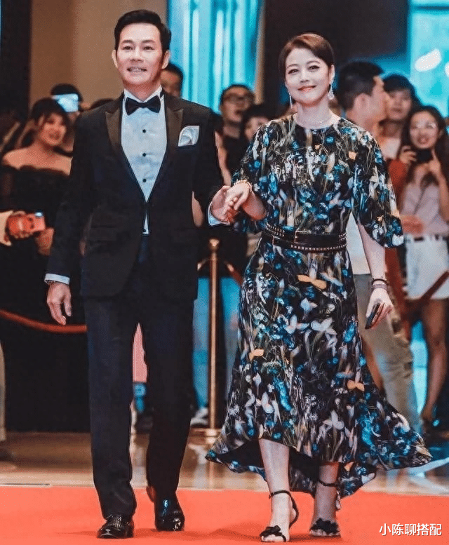 56岁周海媚亲身示范：远离这4种“大妈感”打扮，老得更得体优雅