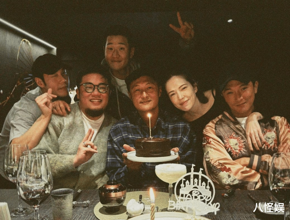 邱泽夫妇牵手游巴黎，许玮甯白到发光好美，夫妻俩身高差抢镜