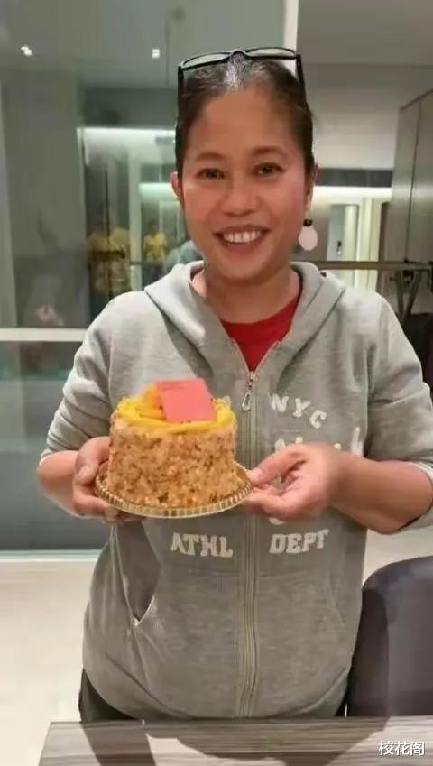 何超莲|保姆被何超莲晒照感激,照顾窦骁老婆21年,获雇主庆生仍安分